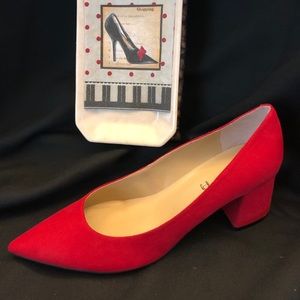 Unisa Unwindle2 red pump NWOT